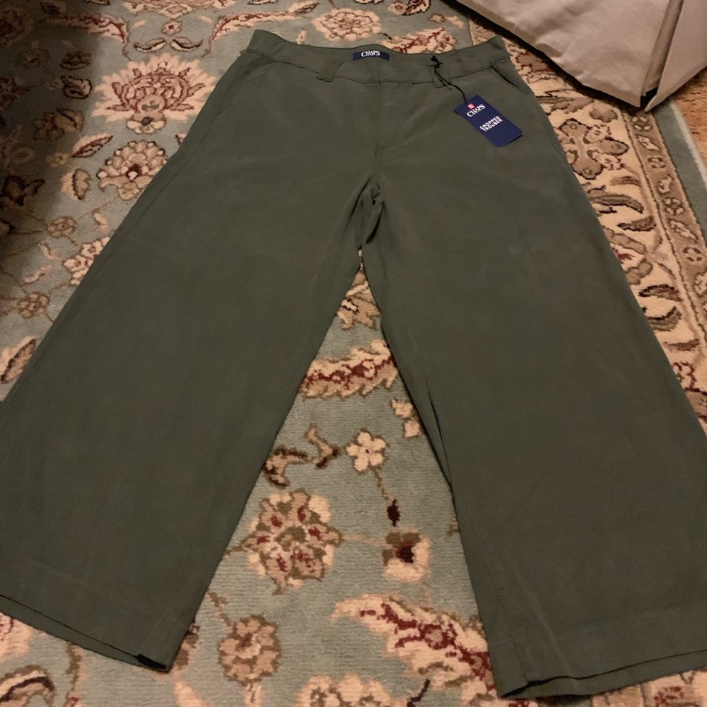 Chaps NWT army green cropped pants